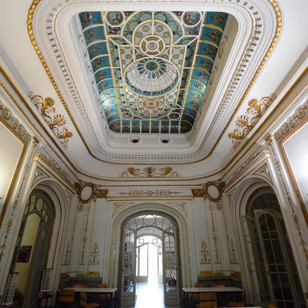 Olot.- Torre Malagrida d'estil eclèctic dels anys 1920/22. Lluernari del menjador on als seus voltants s'organitzen diferents estances (6/2017)