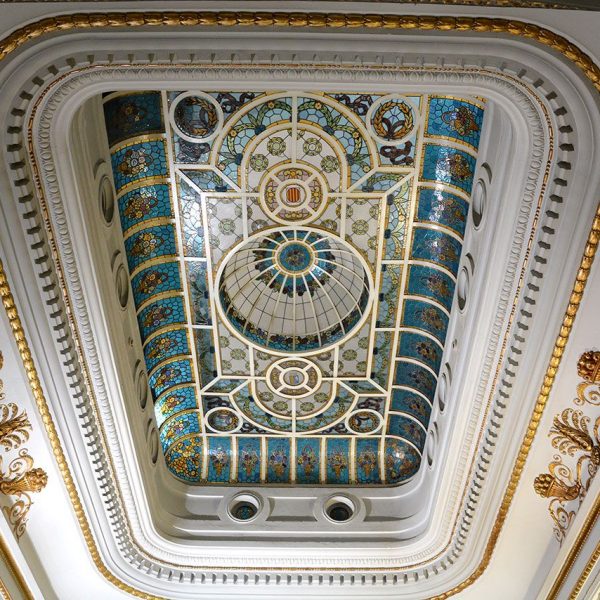 Olot.- Torre Malagrida d'estil eclèctic dels anys 1920/22. Vista del lluernari del menjador (6/2017)