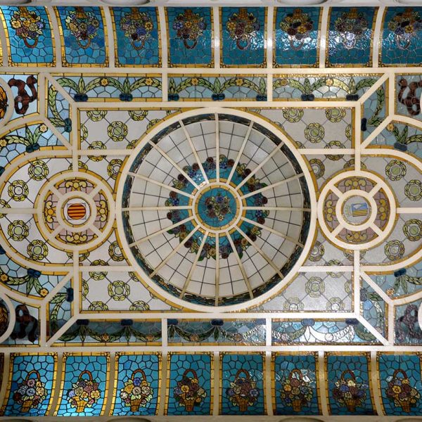 Olot.- Torre Malagrida d'estil eclèctic dels anys 1920/22. Vista del lluernari del menjador (6/2017)