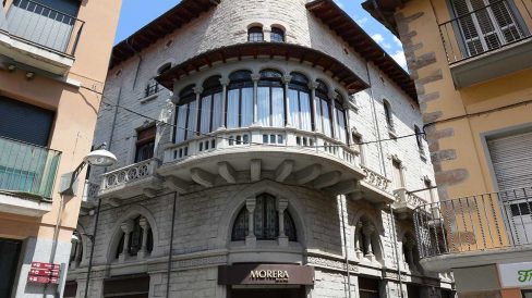 Olot.- Casa Pujadors, d'estil modernista-historicista del S. XX. Destaca la galeria cantonera d'arcs rebaixats sostinguts per columnes (5/2017)