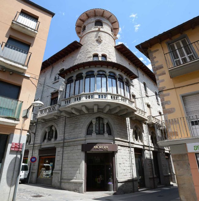 Olot.- Casa Pujadors, d'estil modernista-historicista del S. XX. Destaca la galeria cantonera d'arcs rebaixats sostinguts per columnes (5/2017)