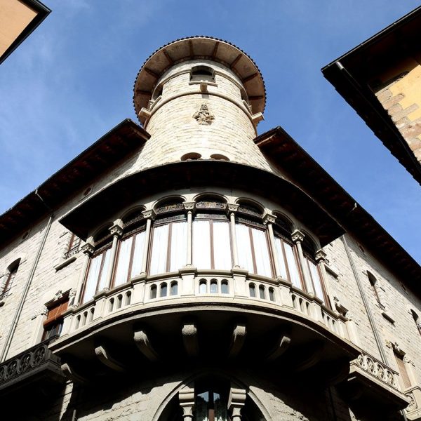 Olot.- Casa Pujadors, d'estil modernista-historicista del S. XX. Destaca la galeria cantonera d'arcs rebaixats sostinguts per columnes (5/2017)