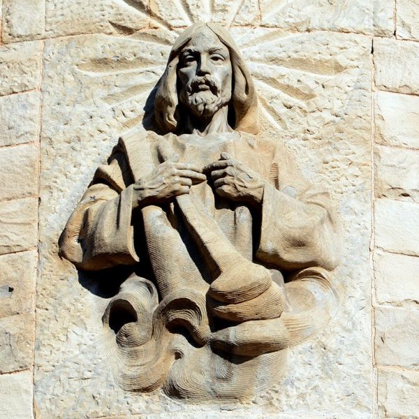 Olot.- Casa Pujadors, d'estil modernista-historicista del S. XX. Torre circular amb la coberta cònica i el relleu del Sant Crist al frontal (12/2016)