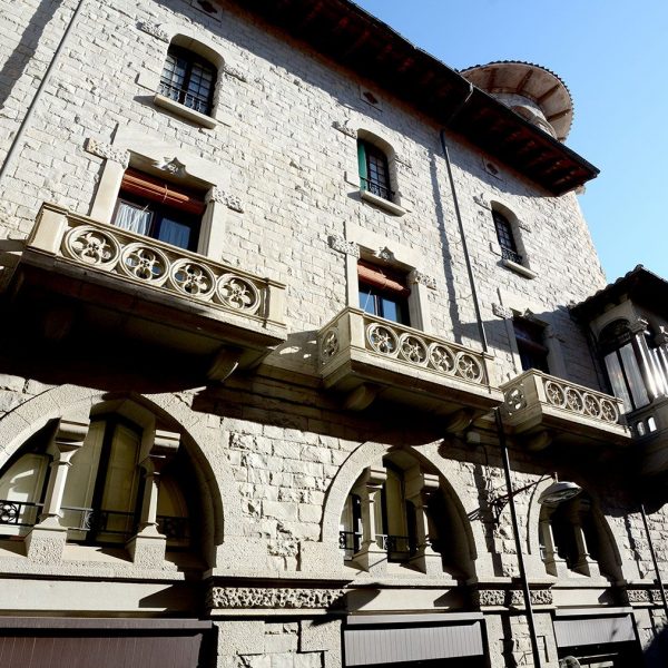 Olot.- Casa Pujadors, d'estil modernista-historicista del S. XX. Vista lateral amb balcons d'estil neogòtic (12/2016)