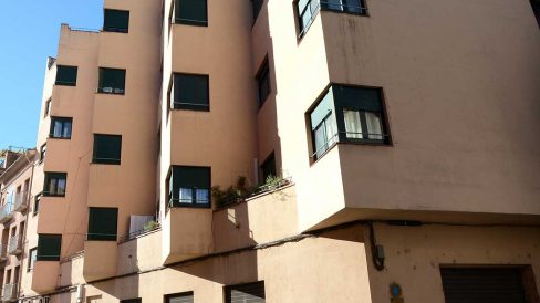 Olot.- Casa Serra, d'estil racionalista format per quatre blocs formant triangles, el que li ha valgut per sobrenom La Casa dels Nassos (12/2016)