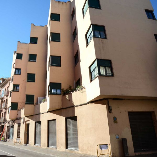 Olot.- Casa Serra, d'estil racionalista format per quatre blocs formant triangles, el que li ha valgut per sobrenom La Casa dels Nassos (12/2016)