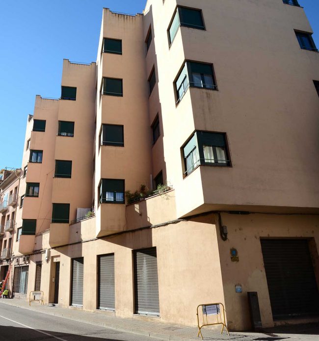 Olot.- Casa Serra, d'estil racionalista format per quatre blocs formant triangles, el que li ha valgut per sobrenom La Casa dels Nassos (12/2016)