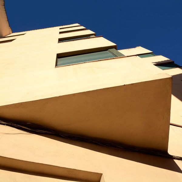 Olot.- Casa Serra, d'estil racionalista format per quatre blocs formant triangles, el que li ha valgut per sobrenom La Casa dels Nassos (12/2016)