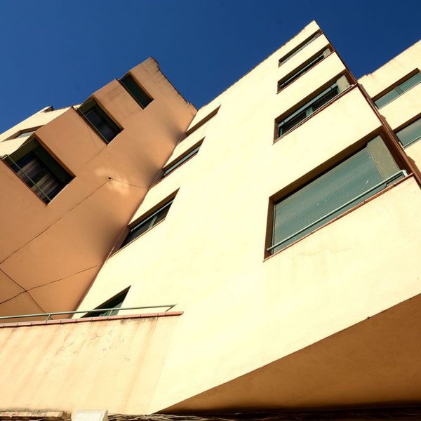 Olot.- Casa Serra, d'estil racionalista format per quatre blocs formant triangles, el que li ha valgut per sobrenom La Casa dels Nassos (12/2016)