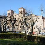Olot.- Escoles Pies, d'estil historicista del S. XIX/XX. L'església té la portalada d'arc en degradació i al damunt tres finestres allargades (1/2017)