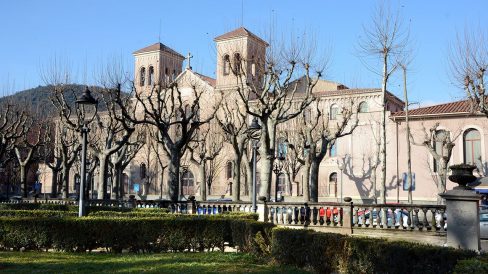 Olot.- Escoles Pies, d'estil historicista del S. XIX/XX. L'església té la portalada d'arc en degradació i al damunt tres finestres allargades (1/2017)