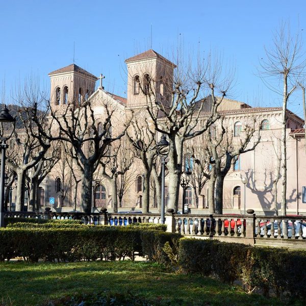 Olot.- Escoles Pies, d'estil historicista del S. XIX/XX. L'església té la portalada d'arc en degradació i al damunt tres finestres allargades (1/2017)