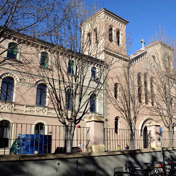 Olot.- Escoles Pies, d'estil historicista del S. XIX/XX. L'església té la portalada d'arc en degradació i al damunt tres finestres allargades (12/2016)