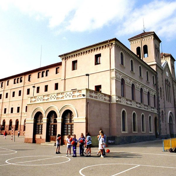 Olot.- Escoles Pies, d'estil historicista del S. XIX/XX. Vista del pati lateral (5/1996)