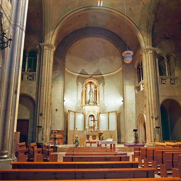 Olot.- Escoles Pies, d'estil historicista del S. XIX/XX. Capella de l'escola de tres naus amb galeries discontínues formant un transsepte (5/1996)