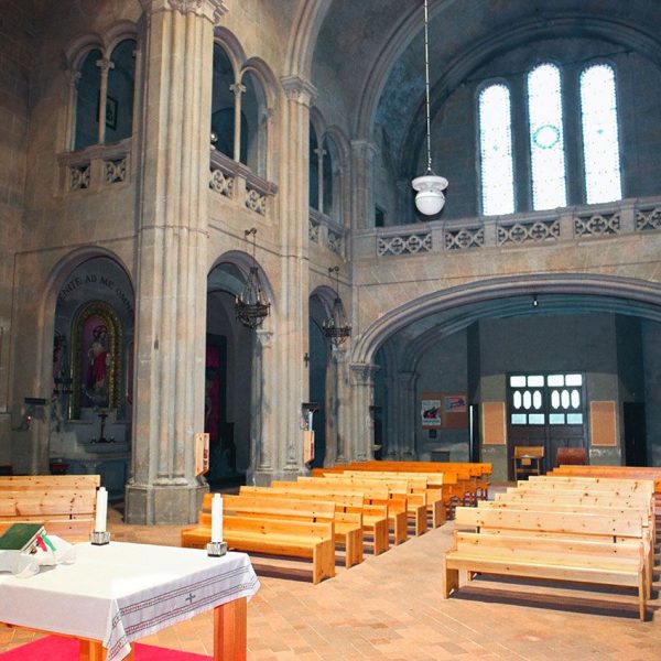Olot.- Escoles Pies, d'estil historicista del S. XIX/XX. Capella de l'escola. Vista del fons de la nau amb el cor i galeries laterals (5