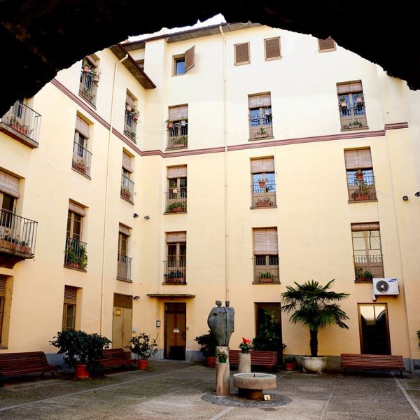 Olot.-Antic hospital de Sant Jaume ocupat actualment per una residència d'avis. Vista del claustre (3/2017)