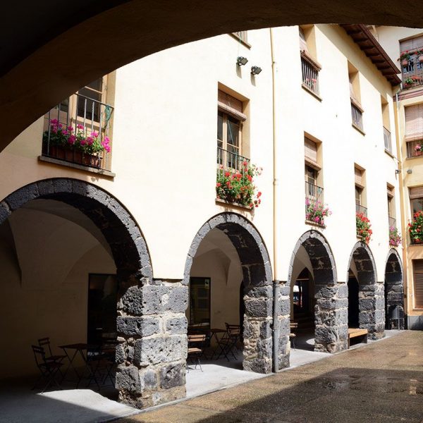 Olot.-Antic hospital de Sant Jaume ocupat actualment per una residència d'avis. Vista del claustre (6/2017)