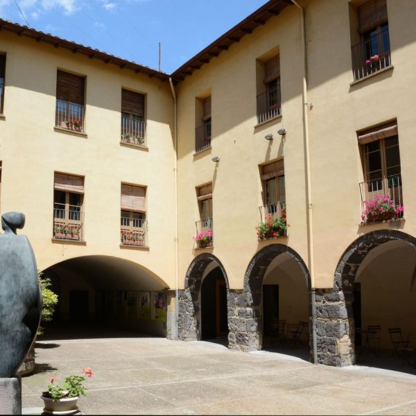 Olot.-Antic hospital de Sant Jaume ocupat actualment per una residència d'avis. Vista del claustre (5/2017)