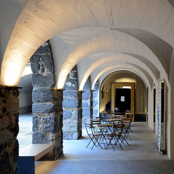 Olot.- Antic hospital de Sant Jaume. Ala del claustre de la planta baixa utilitzada per l'oficina de turisme (12/2016)