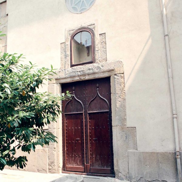 Olot.- Capella de l'antic hospital de Sant Jaume. Porta rectangular amb una llinda motllurada i al damunt hi ha un Sant Crist dins una fornícula (6/1996)