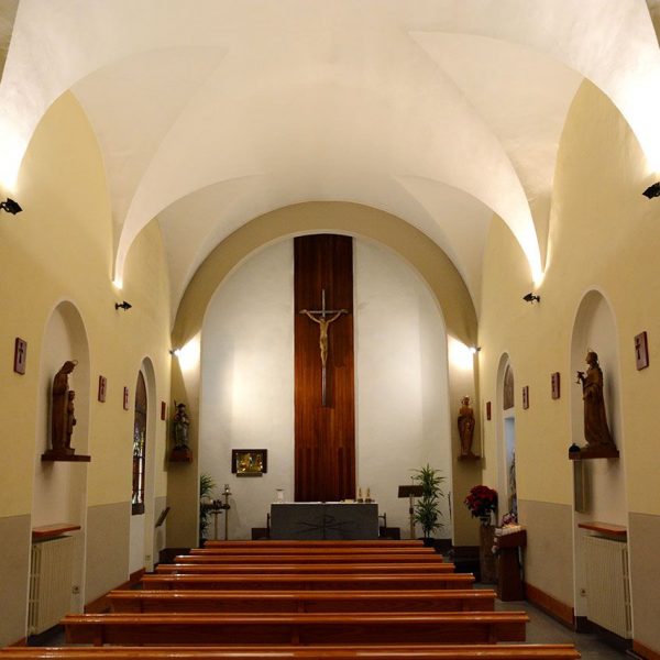 Olot.- Capella de l'antic hospital de Sant Jaume d'una sola nau amb volta de llunetes (12/2016)