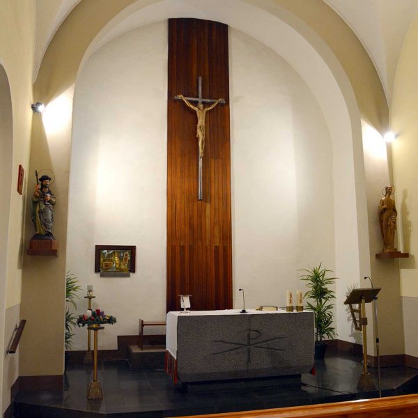 Olot.- Capella de l'antic hospital de Sant Jaume, d'una sola nau amb volta de llunetes (12/2016)