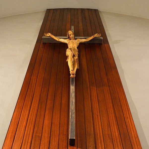 Olot.- Capella de l'antic hospital de Sant Jaume. Vista del Sant Crist que presideix l'altar 12/2016)