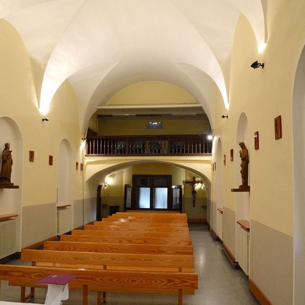 Olot.- Capella de l'antic hospital de Sant Jaume d'una sola nau. Vista dels peus de la nau amb el cor ocupant l'últim tram (12/2016)