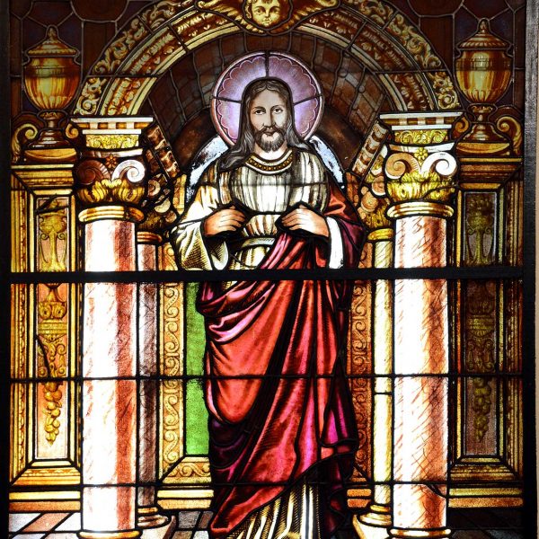 Olot.- Capella de l'antic hospital de Sant Jaume. Vitrall del mur del costat de l'evangeli (12/2016)