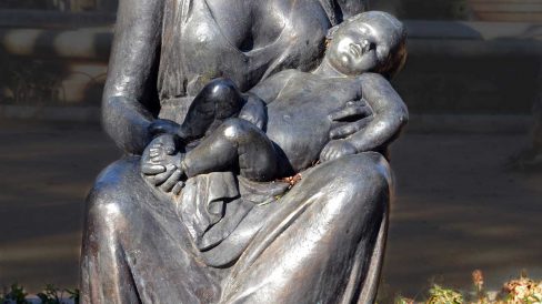 Olot.- Escultura de Clarà "La Maternitat" ubicada des de l'any 1953 en el parc del seu nom (1/2017)
