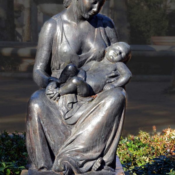 Olot.- Escultura de Clarà "La Maternitat" ubicada des de l'any 1953 en el parc del seu nom (1/2017)
