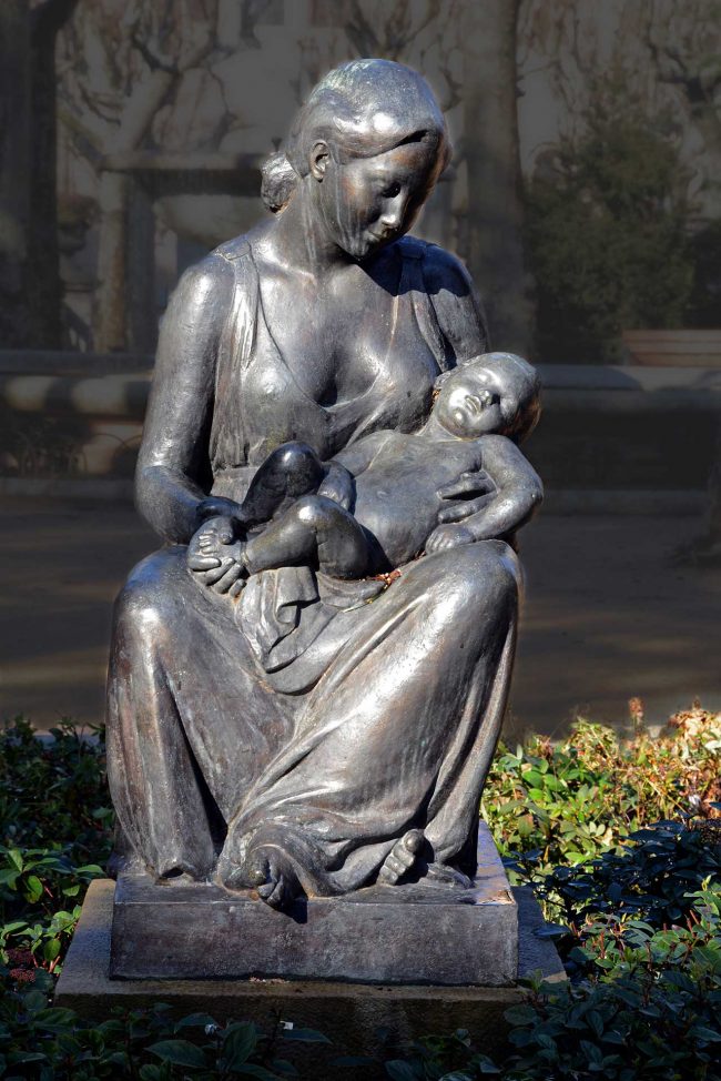 Olot.- Escultura de Clarà "La Maternitat" ubicada des de l'any 1953 en el parc del seu nom (1/2017)