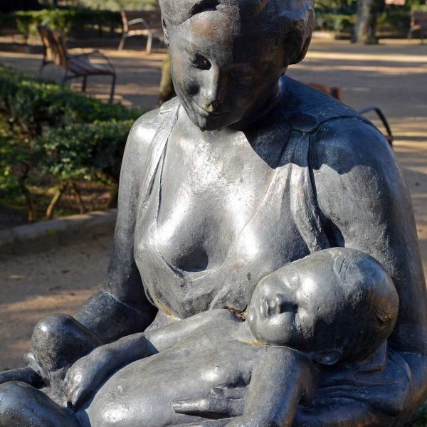 Olot.- Escultura de Clarà "La Maternitat" ubicada des de l'any 1953 en el parc del seu nom (1/2017)