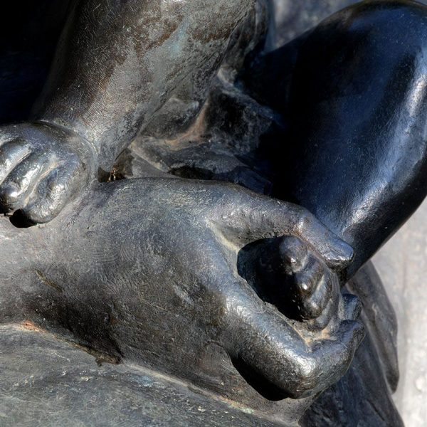 Olot.- Escultura de Clarà "La Maternitat" ubicada des de l'any 1953 en el parc del seu nom (1/2017)