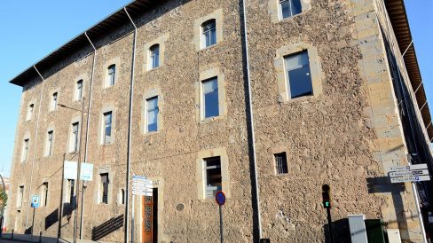 Olot.- Museu Comarcal ubicat a la tercera planta de l'antic Hospici del S. XVIII i que està organitzat al voltant d'un gran pati amb diverses galeries (4/2017)