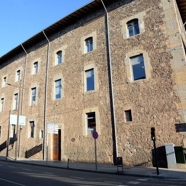 Olot.- Museu Comarcal ubicat a la tercera planta de l'antic Hospici del S. XVIII i que està organitzat al voltant d'un gran pati amb diverses galeries (4/2017)
