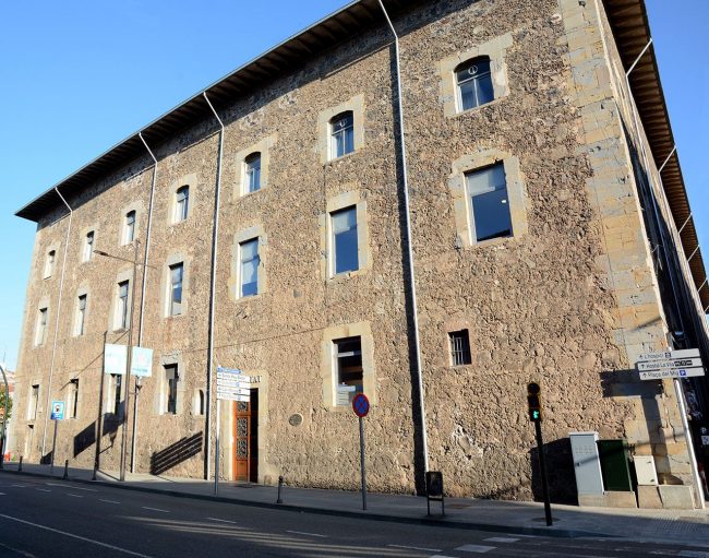 Olot.- Museu Comarcal ubicat a la tercera planta de l'antic Hospici del S. XVIII i que està organitzat al voltant d'un gran pati amb diverses galeries (4/2017)