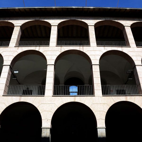 Olot.-Antic Hospici del S. XVIII i que està organitzat al voltant d'un gran pati de tres pisos amb galeries (3/2017)