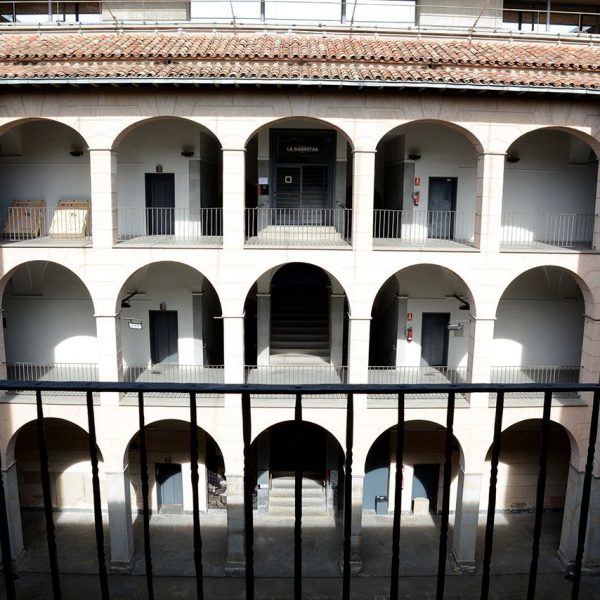 Olot.-Antic Hospici del S. XVIII i que està organitzat al voltant d'un gran pati de tres pisos amb galeries (3/2017)