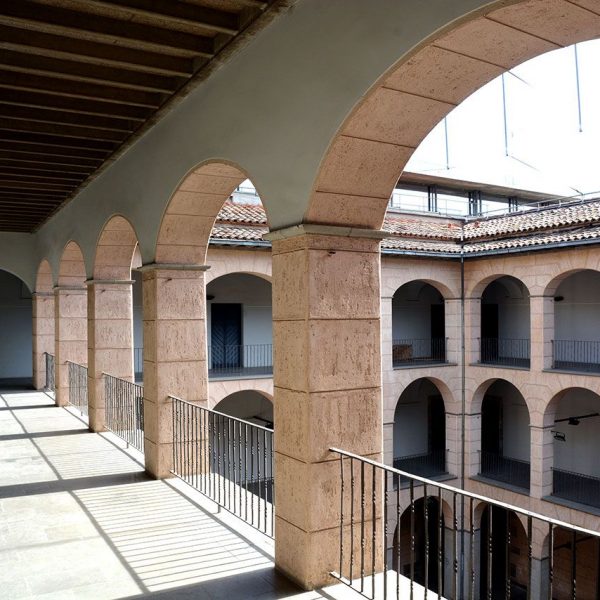 Olot.-Antic Hospici del S. XVIII i que està organitzat al voltant d'un gran pati de tres pisos amb galeries (3/2017)