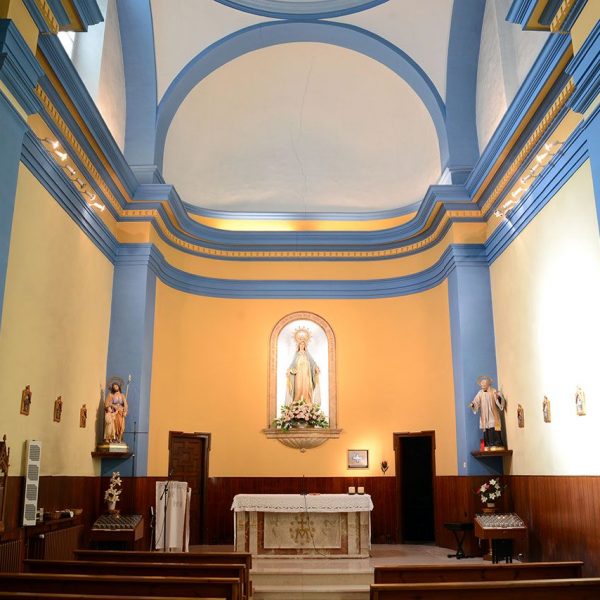 Olot.-Capella de l'antic Hospici del S. XVIII una vegada rehabilitada. Consta d'una sola nau coberta amb volta de canó i una cúpula central (3/2017)