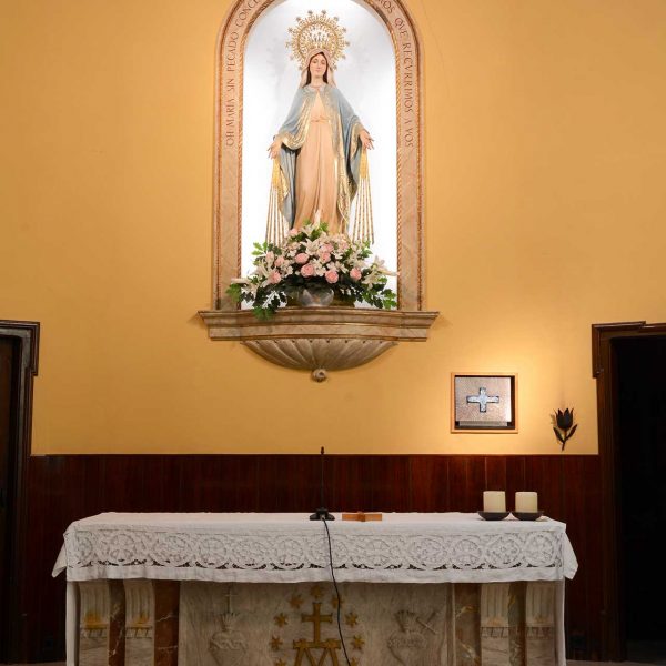 Olot.-Capella de l'antic Hospici del S. XVIII una vegada rehabilitada. Vista del presbiteri amb la imatge de l'immaculada a l'absis (3/2017)