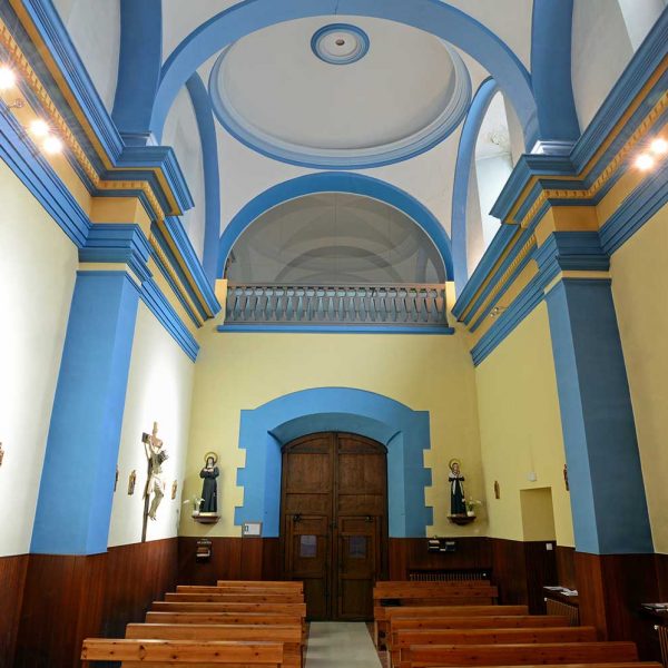 Olot.-Capella de l'antic Hospici del S. XVIII una vegada rehabilitada. Consta d'una sola nau coberta amb volta de canó i dues cúpules (3/2017)