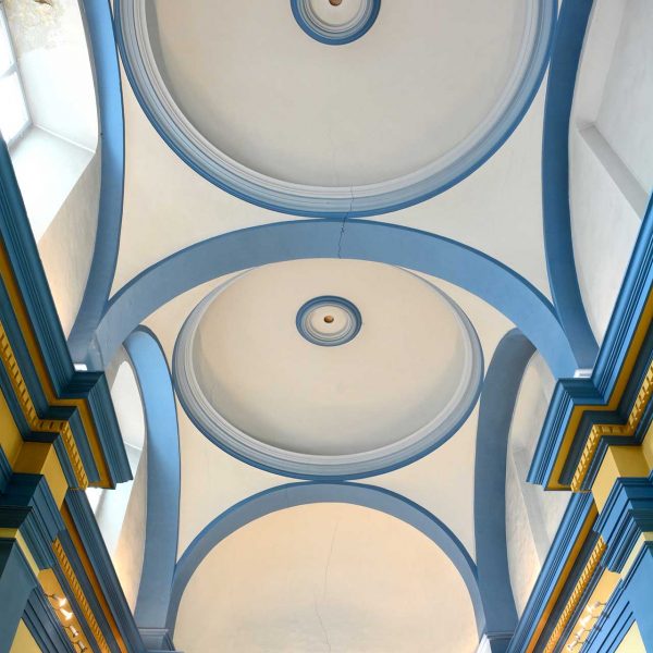 Olot.-Capella de l'antic Hospici del S. XVIII una vegada rehabilitada. Consta d'una sola nau coberta amb volta de canó i dues cúpules (3/2017)