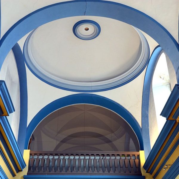 Olot.-Capella de l'antic Hospici del S. XVIII una vegada rehabilitada. Consta d'una sola nau coberta amb volta de canó i dues cúpules (3/2017)