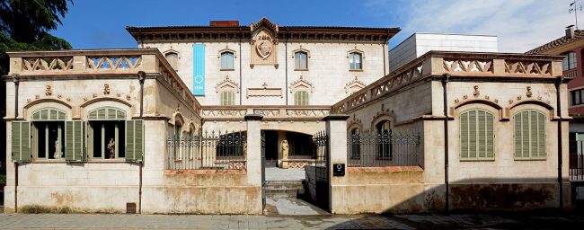 Olot.- Museu dels Sants, era la fàbrica i casa de Marian Vayreda de l'any 1890. Dona a conèixer la producció de la imatgeria religiosa olotina (6/2017)