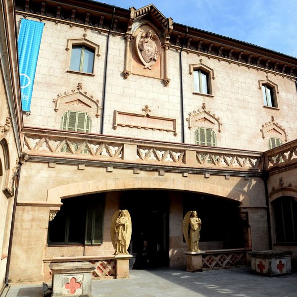 Olot.- Museu dels Sants, era la fàbrica i casa de Marian Vayreda de l'any 1890. Dona a conèixer la producció de la imatgeria religiosa olotina (6/2017)