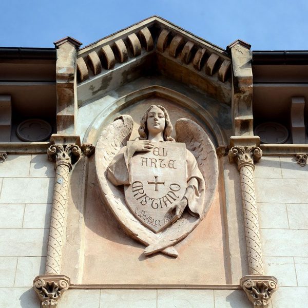 Olot.- Museu dels Sants, fàbrica i casa de Marian Vayreda de l'any 1890. Figura d'un àngel amb el lema de la fàbrica "El Arte Cristiano" (1/2017)