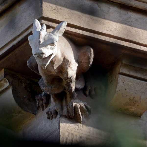 Olot.- Museu dels Sants, fàbrica i casa de Marian Vayreda de l'any 1890. Animal fantàstic en el ràfec de la teulada (1/2017)